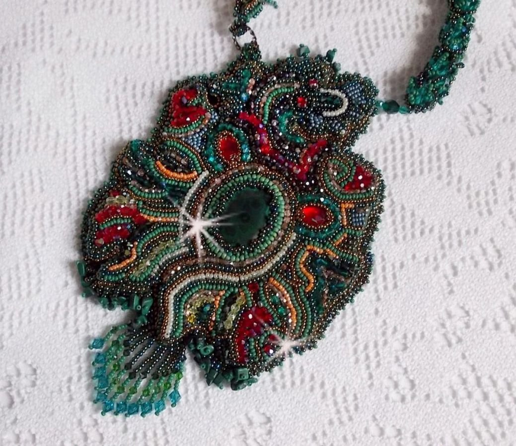 Drakhalsband broderat med en cabochon och chips i naturlig malakit, en vacker smaragdgrön nyansering med dessa färgade fröpärlor.