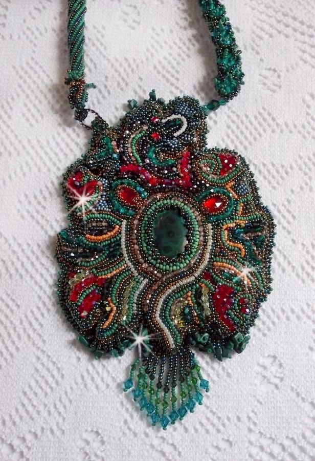 Drakhalsband broderat med en cabochon och chips i naturlig malakit, en vacker smaragdgrön nyansering med dessa färgade fröpärlor.