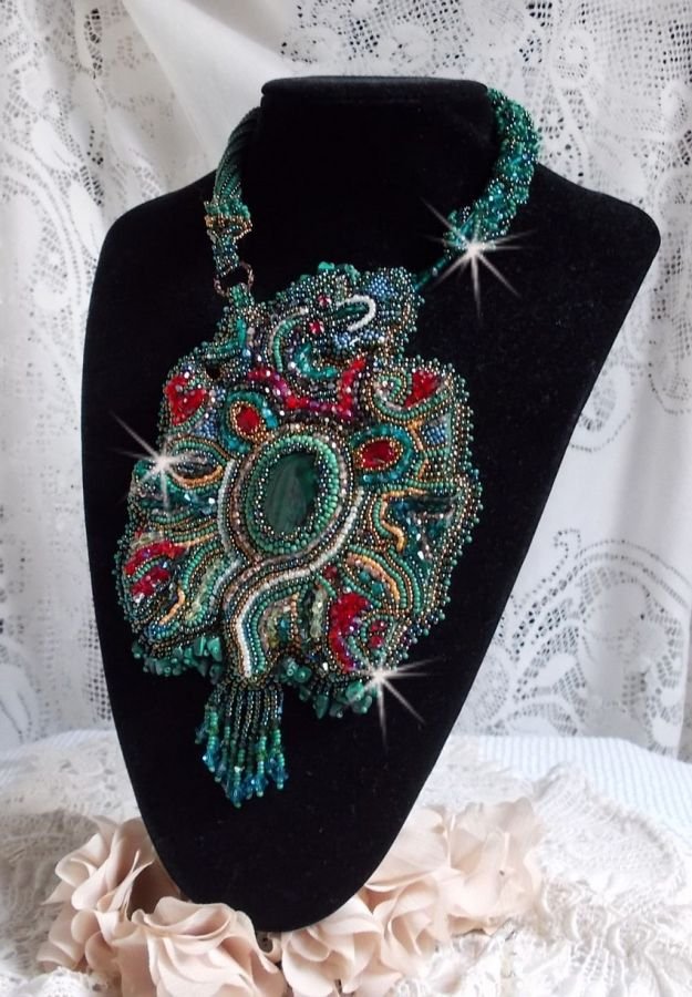 Drakhalsband broderat med en cabochon och chips i naturlig malakit, en vacker smaragdgrön nyansering med dessa färgade fröpärlor.
