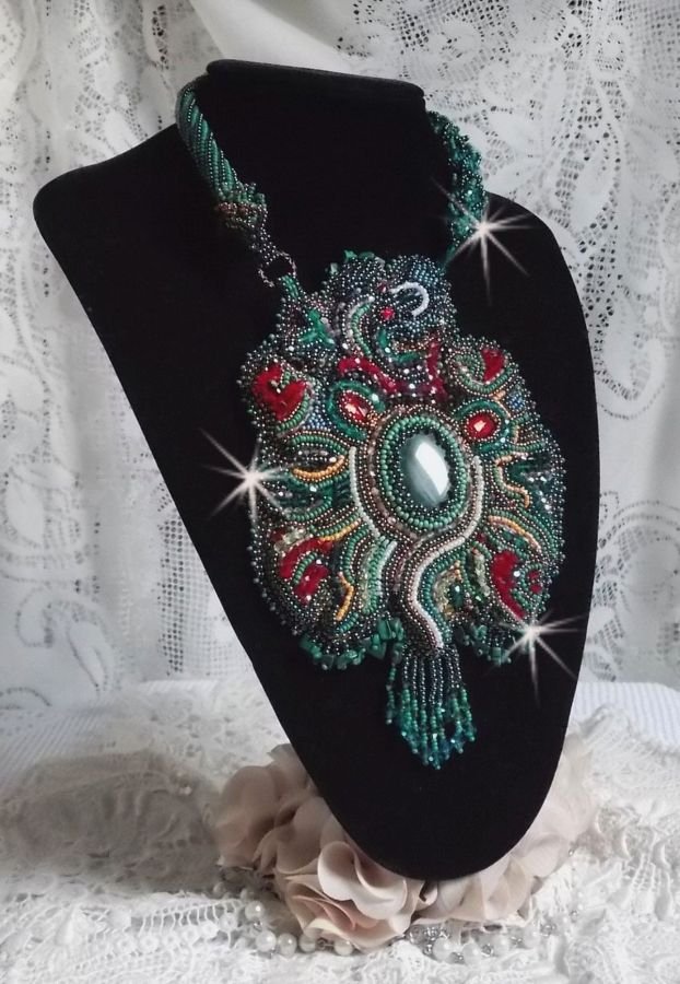 Drakhalsband broderat med en cabochon och chips i naturlig malakit, en vacker smaragdgrön nyansering med dessa färgade fröpärlor.
