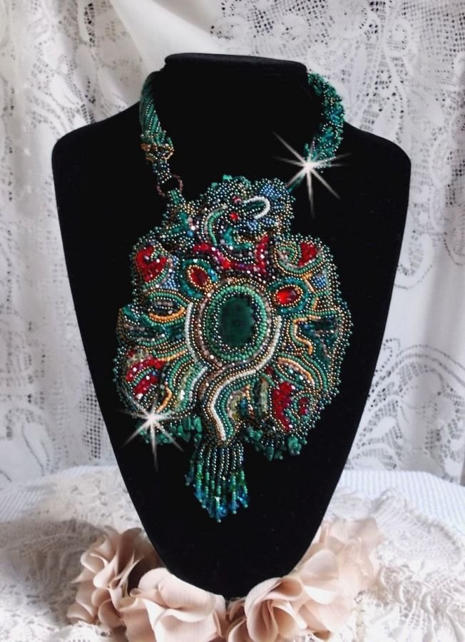 Drakhalsband broderat med en cabochon och chips i naturlig malakit, en vacker smaragdgrön nyansering med dessa färgade fröpärlor.