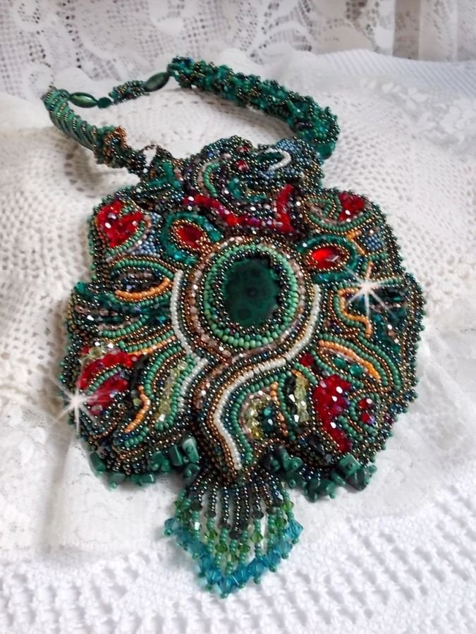 Drakhalsband broderat med en cabochon och chips i naturlig malakit, en vacker smaragdgrön nyansering med dessa färgade fröpärlor.