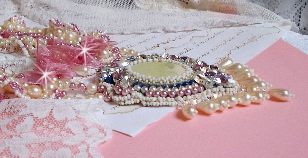 Détente bib halsband broderat med pärlpärlor i harmoni med andra kvalitetspärlor