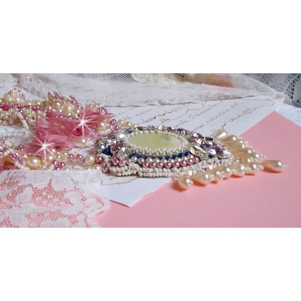 Détente bib halsband broderat med pärlpärlor i harmoni med andra kvalitetspärlor