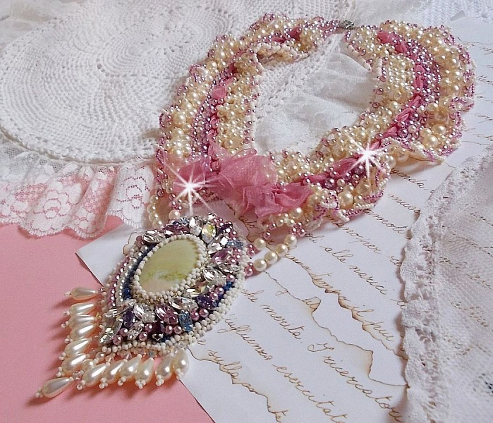 D&eacute;tente bib halsband broderat med p&auml;rlp&auml;rlor i harmoni med andra kvalitetsp&auml;rlor