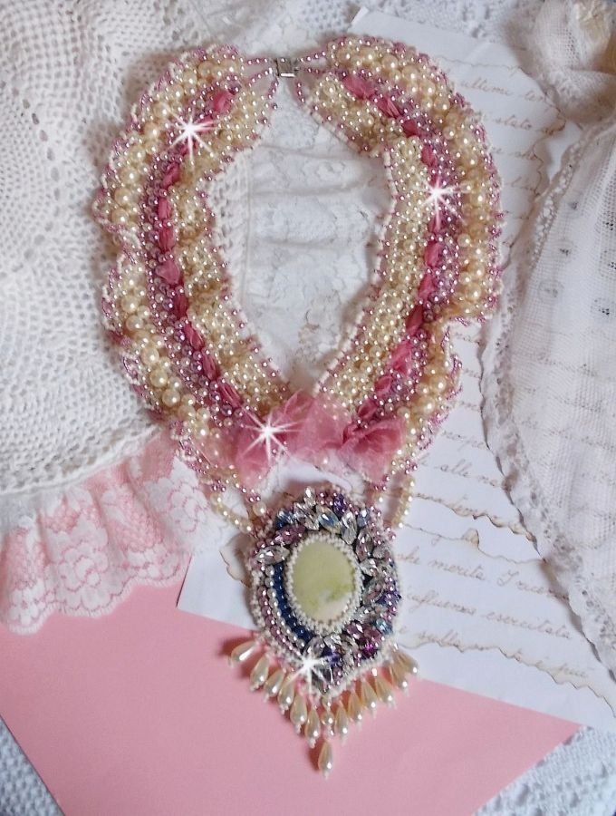 Détente bib halsband broderat med pärlpärlor i harmoni med andra kvalitetspärlor