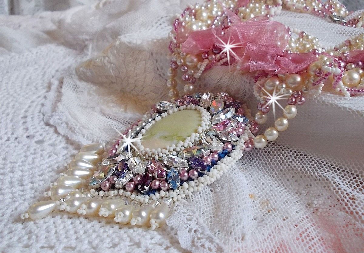Détente bib halsband broderat med pärlpärlor i harmoni med andra kvalitetspärlor