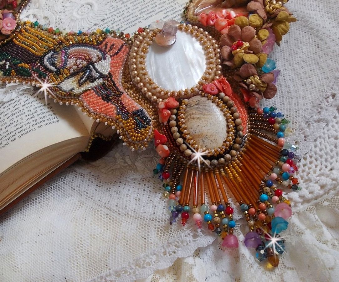 Exotiskt Envol halsband broderat med spets, pärlor, olika pärlor av mycket vacker kvalitet i Haute-Couture stil.