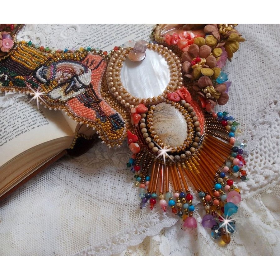 Exotiskt Envol halsband broderat med spets, pärlor, olika pärlor av mycket vacker kvalitet i Haute-Couture stil.