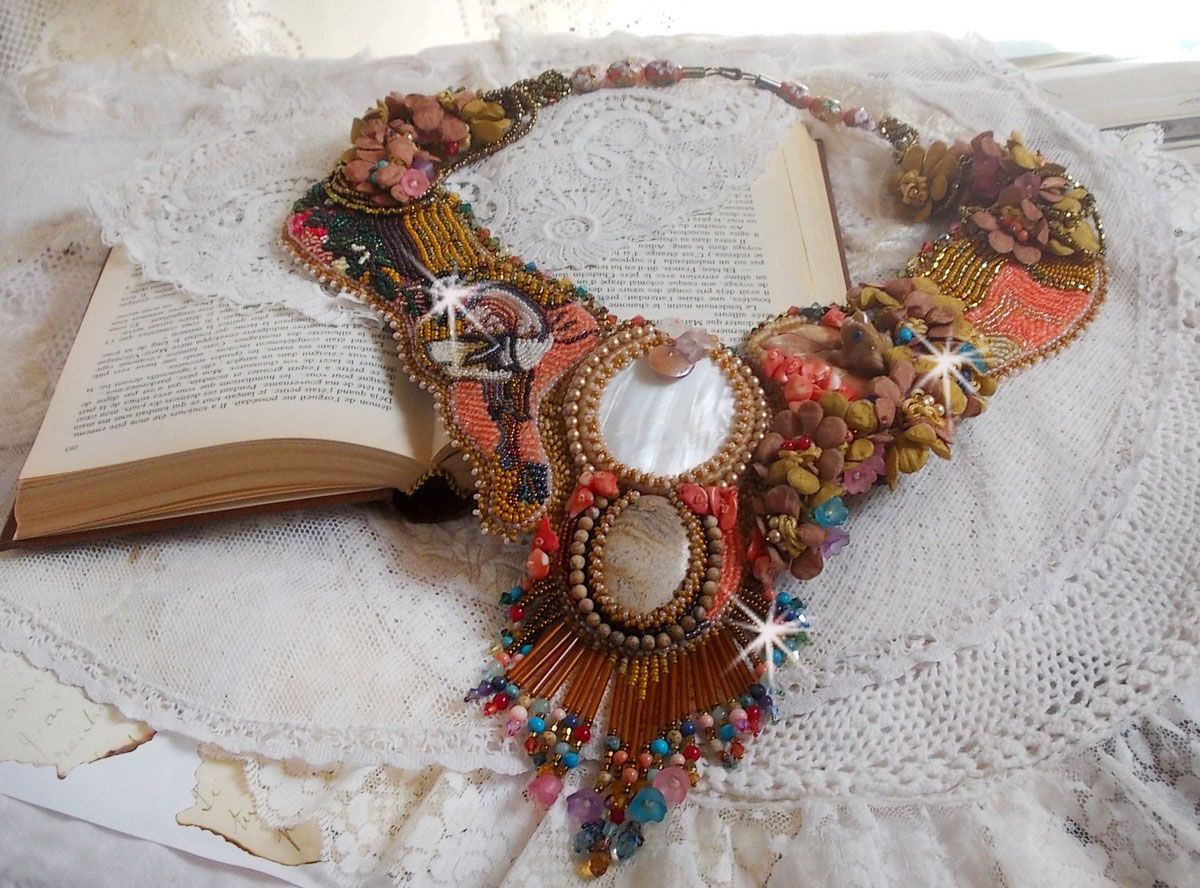 Exotiskt Envol halsband broderat med spets, pärlor, olika pärlor av mycket vacker kvalitet i Haute-Couture stil.