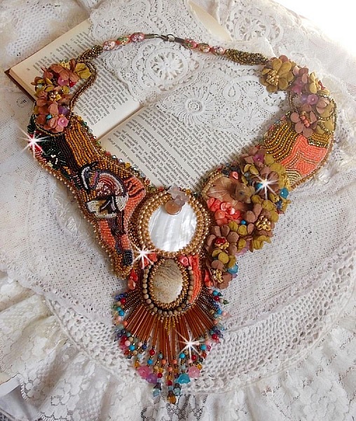 Exotiskt Envol halsband broderat med spets, p&auml;rlor, olika p&auml;rlor av mycket vacker kvalitet i Haute-Couture stil.