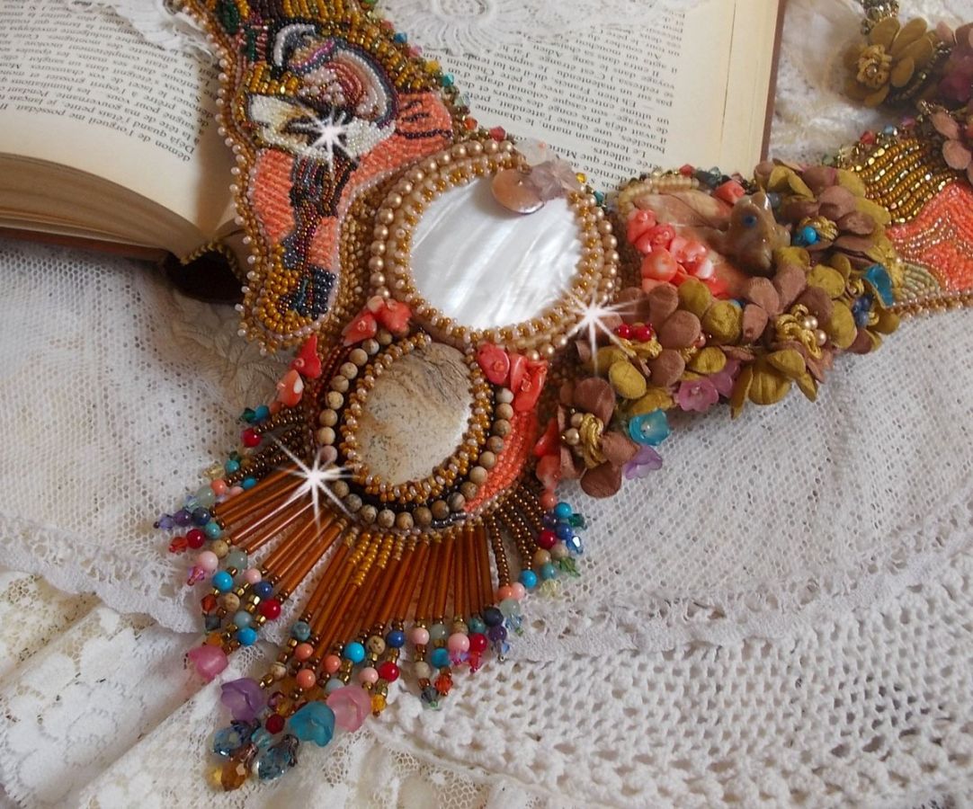 Exotiskt Envol halsband broderat med spets, pärlor, olika pärlor av mycket vacker kvalitet i Haute-Couture stil.