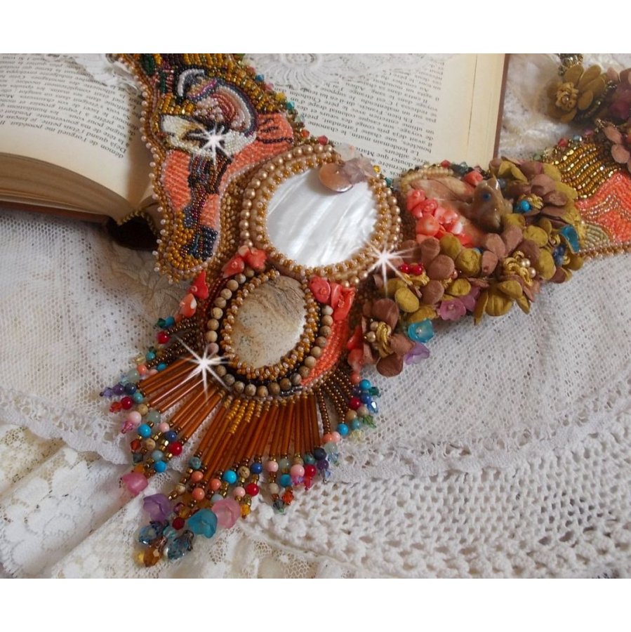 Exotiskt Envol halsband broderat med spets, pärlor, olika pärlor av mycket vacker kvalitet i Haute-Couture stil.