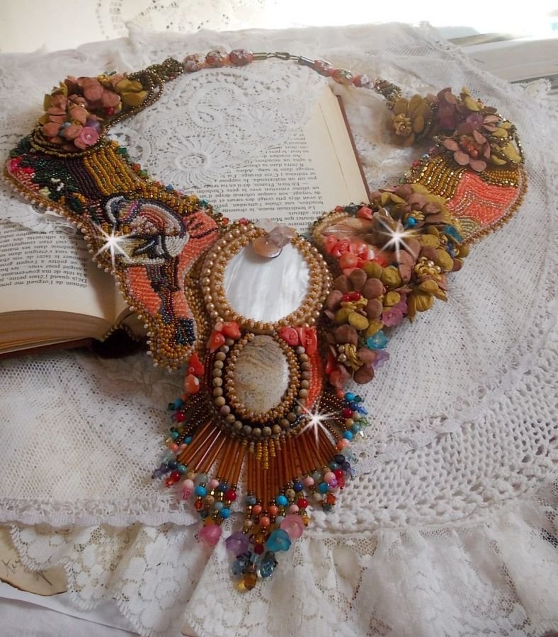 Exotiskt Envol halsband broderat med spets, pärlor, olika pärlor av mycket vacker kvalitet i Haute-Couture stil.