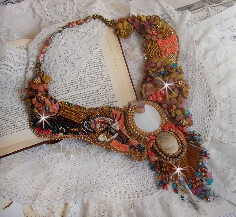 Exotiskt Envol halsband broderat med spets, pärlor, olika pärlor av mycket vacker kvalitet i Haute-Couture stil.