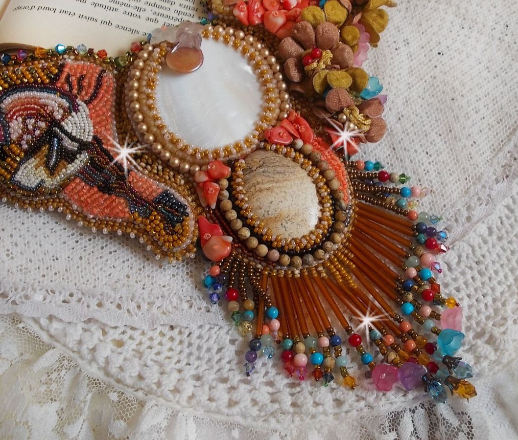 Exotiskt Envol halsband broderat med spets, pärlor, olika pärlor av mycket vacker kvalitet i Haute-Couture stil.