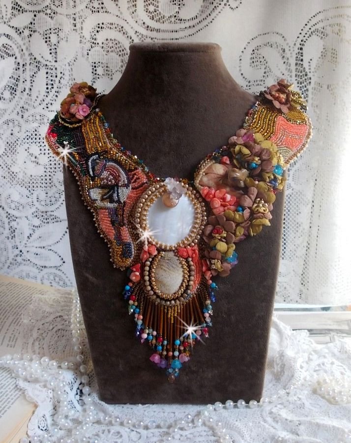 Exotiskt Envol halsband broderat med spets, pärlor, olika pärlor av mycket vacker kvalitet i Haute-Couture stil.