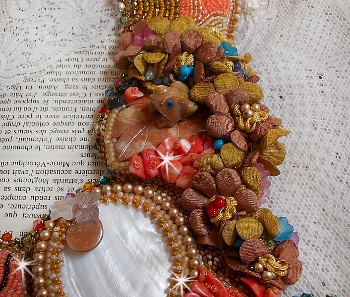 Exotiskt Envol halsband broderat med spets, p&auml;rlor, olika p&auml;rlor av mycket vacker kvalitet i Haute-Couture stil.