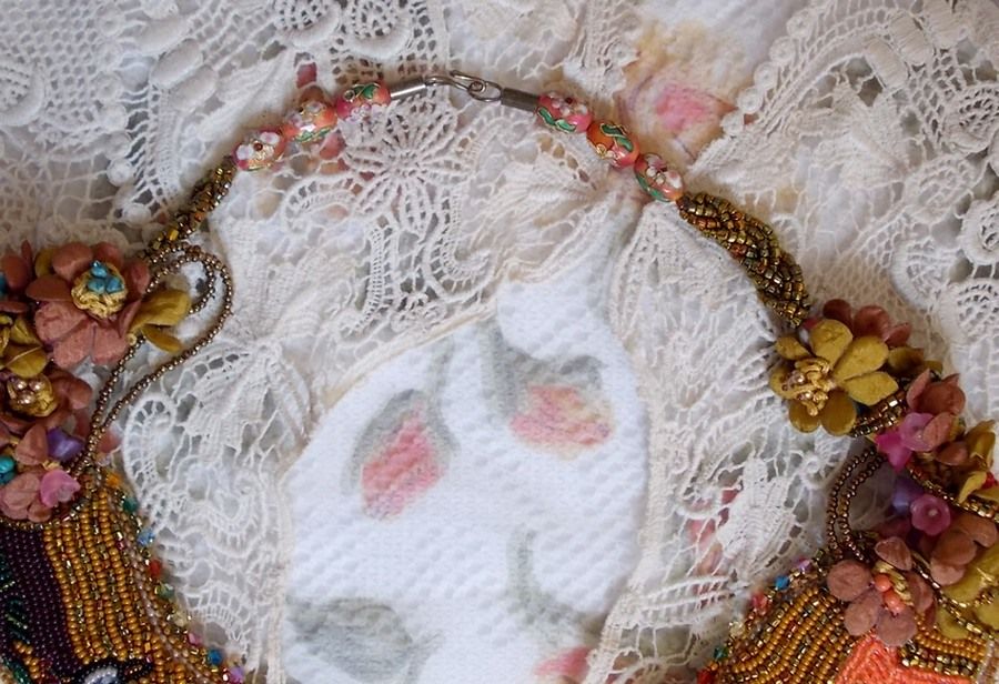 Exotiskt Envol halsband broderat med spets, pärlor, olika pärlor av mycket vacker kvalitet i Haute-Couture stil.