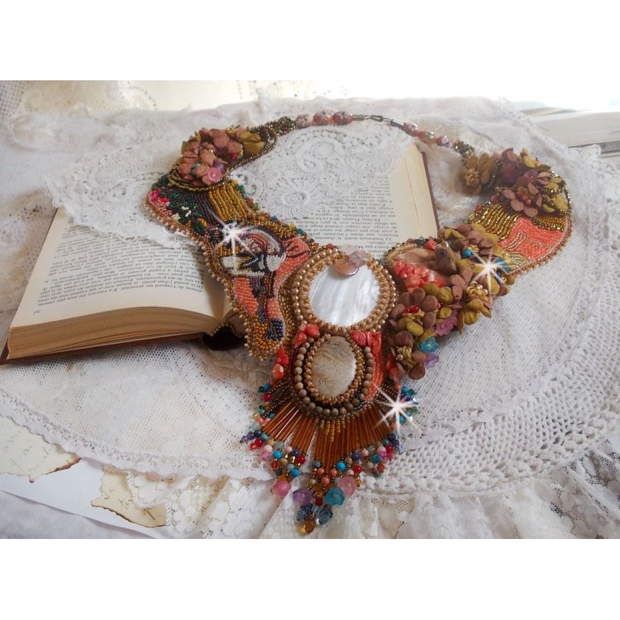 Exotiskt Envol halsband broderat med spets, pärlor, olika pärlor av mycket vacker kvalitet i Haute-Couture stil.