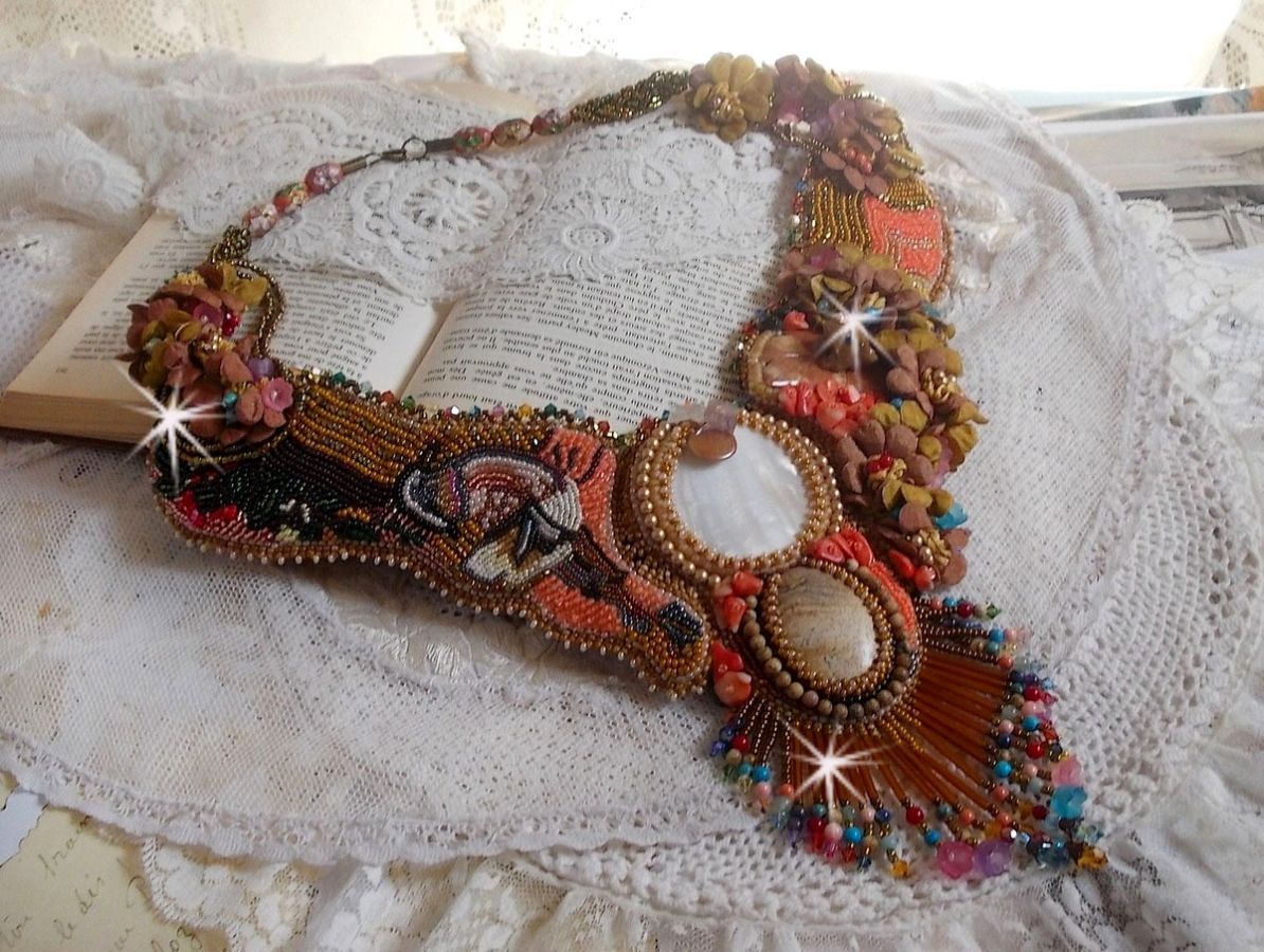 Exotiskt Envol halsband broderat med spets, pärlor, olika pärlor av mycket vacker kvalitet i Haute-Couture stil.