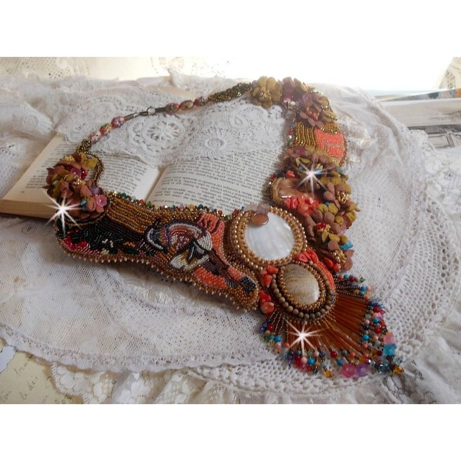 Exotiskt Envol halsband broderat med spets, pärlor, olika pärlor av mycket vacker kvalitet i Haute-Couture stil.