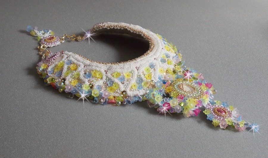 Envolée Fleurie halsband, lucitblommor, pärlor och pärlor broderade i Haute-Couture-stil.
