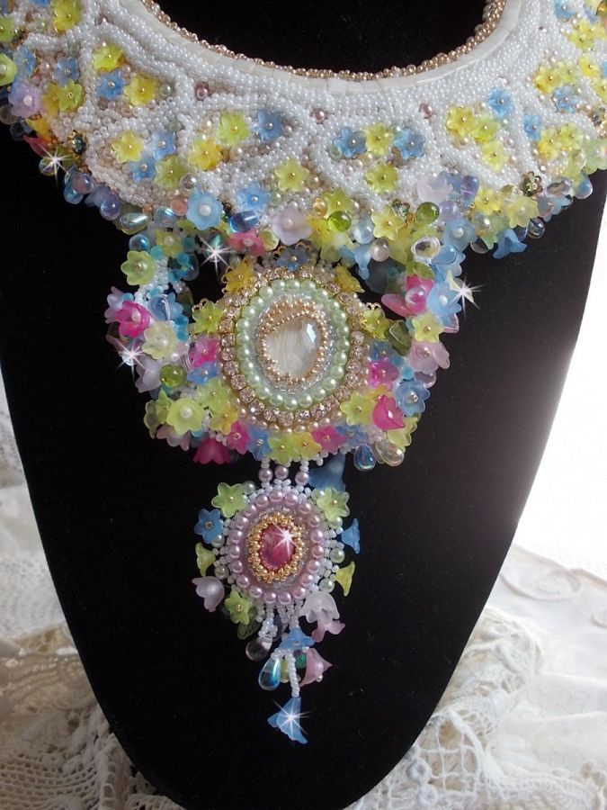 Envolée Fleurie halsband, lucitblommor, pärlor och pärlor broderade i Haute-Couture-stil.