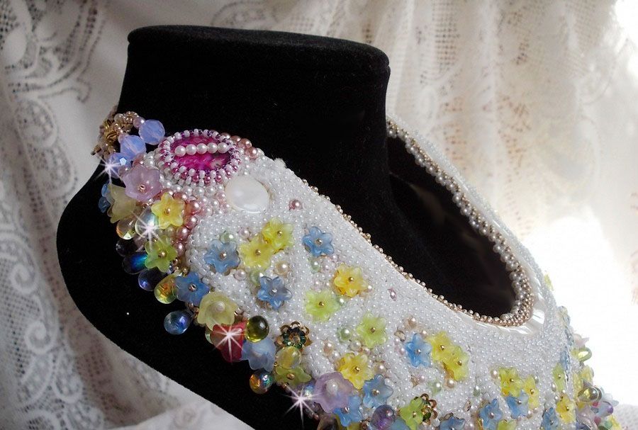 Envolée Fleurie halsband, lucitblommor, pärlor och pärlor broderade i Haute-Couture-stil.