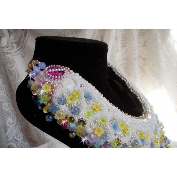 Envolée Fleurie halsband, lucitblommor, pärlor och pärlor broderade i Haute-Couture-stil.