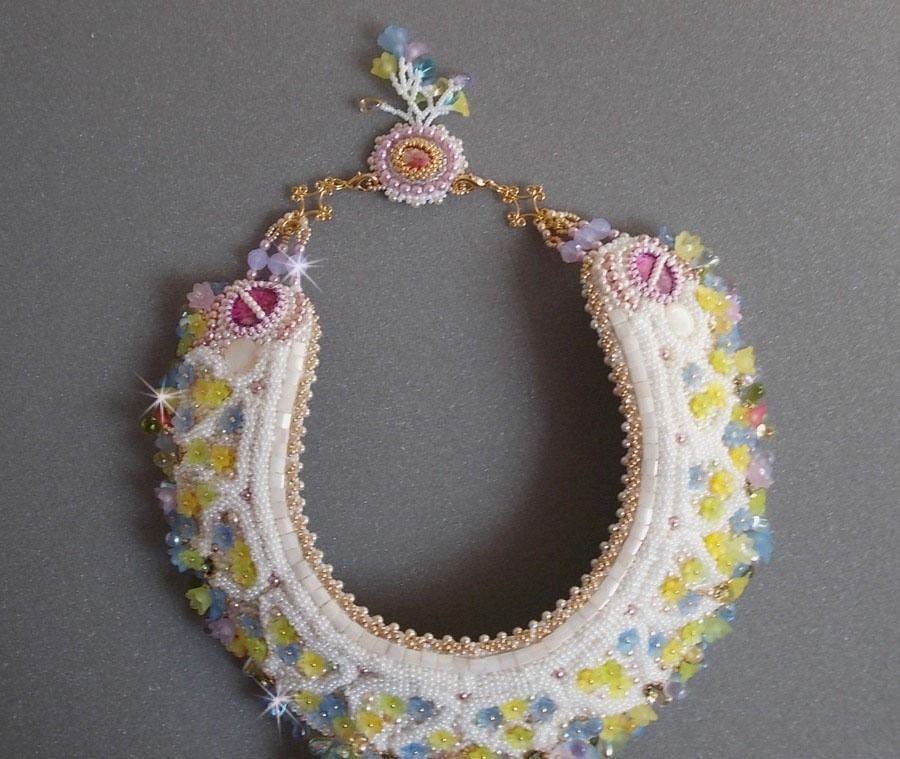 Envolée Fleurie halsband, lucitblommor, pärlor och pärlor broderade i Haute-Couture-stil.