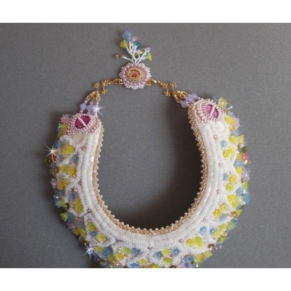 Envolée Fleurie halsband, lucitblommor, pärlor och pärlor broderade i Haute-Couture-stil.