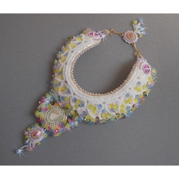 Envolée Fleurie halsband, lucitblommor, pärlor och pärlor broderade i Haute-Couture-stil.