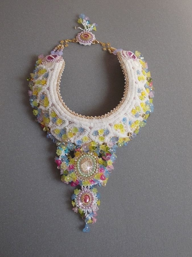 Envolée Fleurie halsband, lucitblommor, pärlor och pärlor broderade i Haute-Couture-stil.