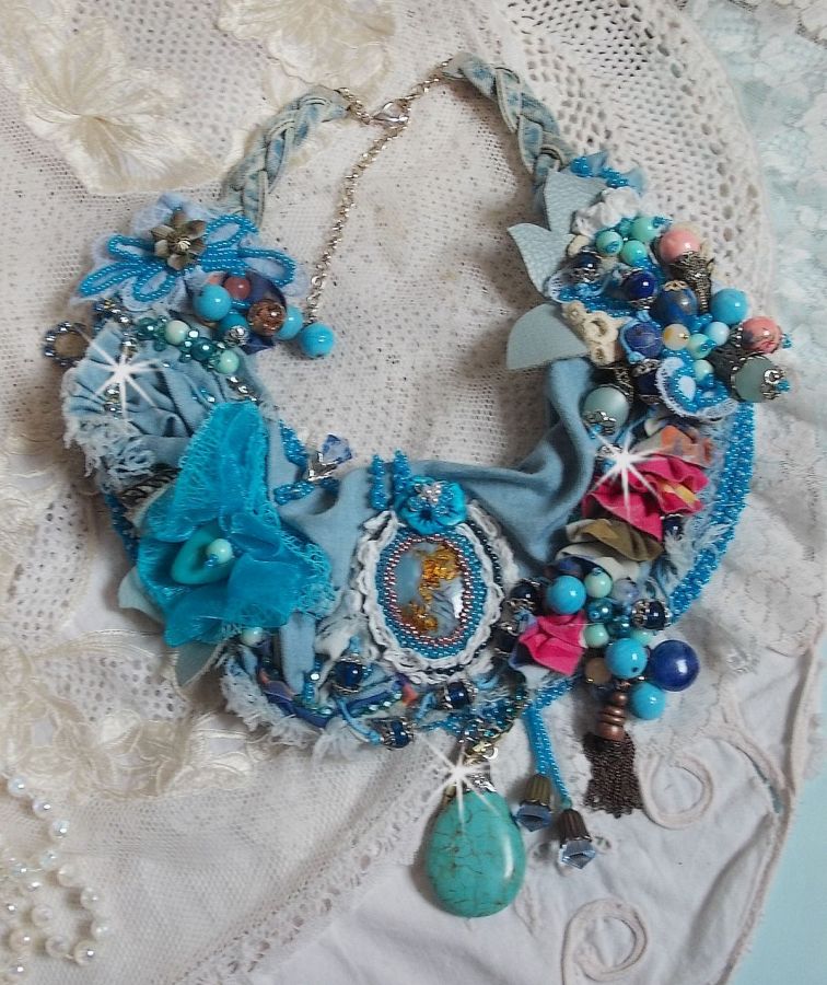 Wild West halsband, en trend från den amerikanska västern med halvädelstenar och olika pärlor.