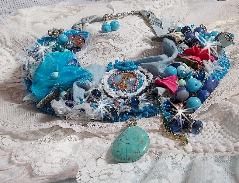 Wild West halsband, en trend fr&aring;n den amerikanska v&auml;stern med halv&auml;delstenar och olika p&auml;rlor.