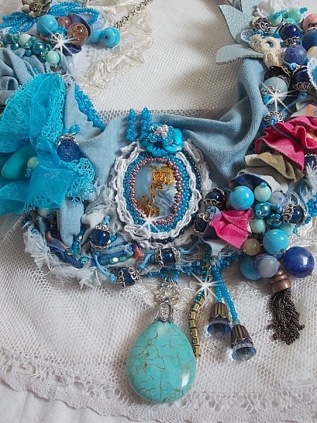 Wild West halsband, en trend fr&aring;n den amerikanska v&auml;stern med halv&auml;delstenar och olika p&auml;rlor.