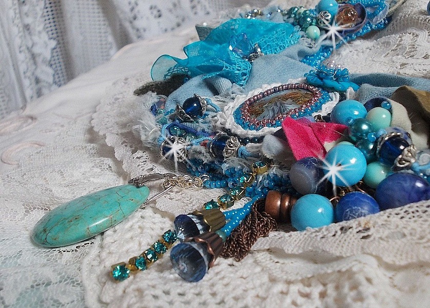 Wild West halsband, en trend fr&aring;n den amerikanska v&auml;stern med halv&auml;delstenar och olika p&auml;rlor.