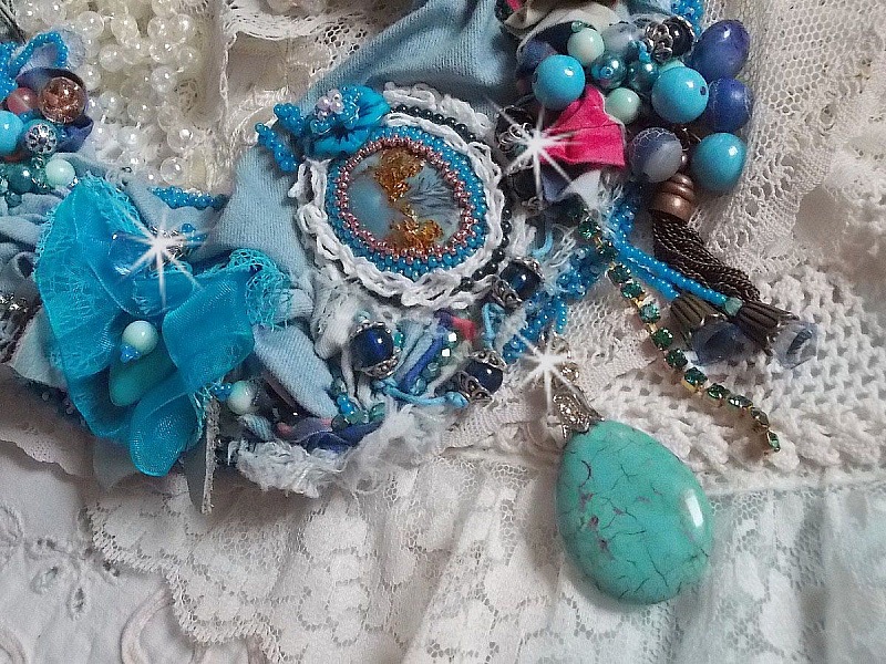 Wild West halsband, en trend fr&aring;n den amerikanska v&auml;stern med halv&auml;delstenar och olika p&auml;rlor.