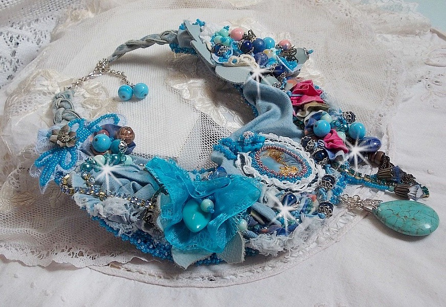 Wild West halsband, en trend fr&aring;n den amerikanska v&auml;stern med halv&auml;delstenar och olika p&auml;rlor.