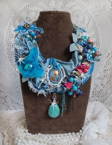 Wild West halsband, en trend fr&aring;n den amerikanska v&auml;stern med halv&auml;delstenar och olika p&auml;rlor.