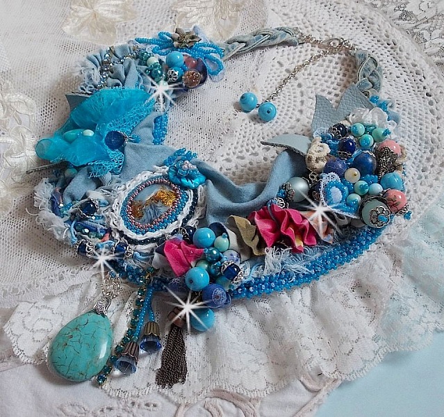 Wild West halsband, en trend fr&aring;n den amerikanska v&auml;stern med halv&auml;delstenar och olika p&auml;rlor.