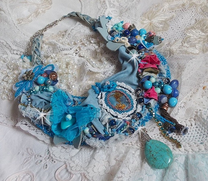 Wild West halsband, en trend fr&aring;n den amerikanska v&auml;stern med halv&auml;delstenar och olika p&auml;rlor.