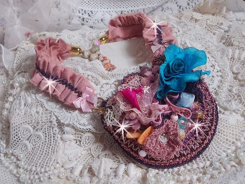 Jardin Po&eacute;tique halsband med spets, Swarovski-kristaller, p&auml;rlor, fr&ouml;p&auml;rlor, 18K guldpl&auml;terat silver och halv&auml;delstenar.