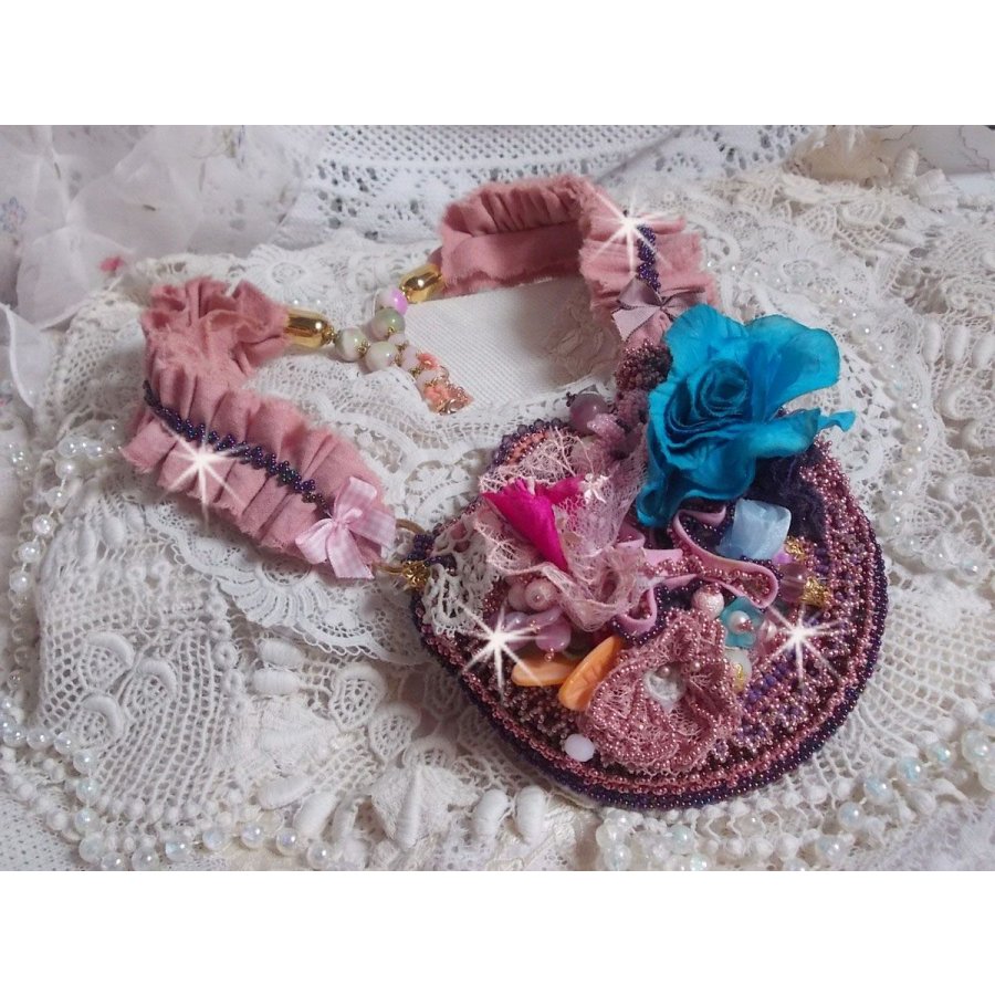 Jardin Poétique halsband med spets, Swarovski-kristaller, pärlor, fröpärlor, 18K guldpläterat silver och halvädelstenar.