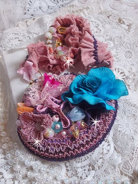 Jardin Po&eacute;tique halsband med spets, Swarovski-kristaller, p&auml;rlor, fr&ouml;p&auml;rlor, 18K guldpl&auml;terat silver och halv&auml;delstenar.