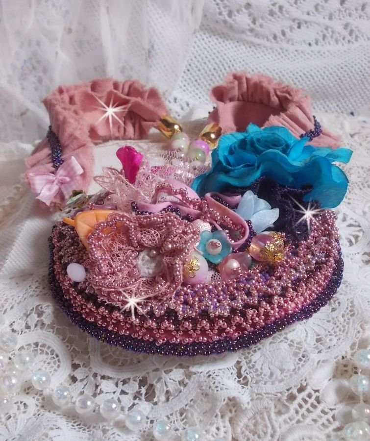 Jardin Poétique halsband med spets, Swarovski-kristaller, pärlor, fröpärlor, 18K guldpläterat silver och halvädelstenar.