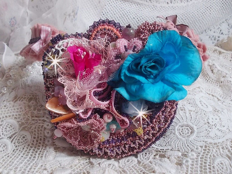 Jardin Po&eacute;tique halsband med spets, Swarovski-kristaller, p&auml;rlor, fr&ouml;p&auml;rlor, 18K guldpl&auml;terat silver och halv&auml;delstenar.