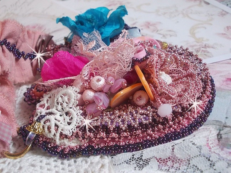 Jardin Po&eacute;tique halsband med spets, Swarovski-kristaller, p&auml;rlor, fr&ouml;p&auml;rlor, 18K guldpl&auml;terat silver och halv&auml;delstenar.