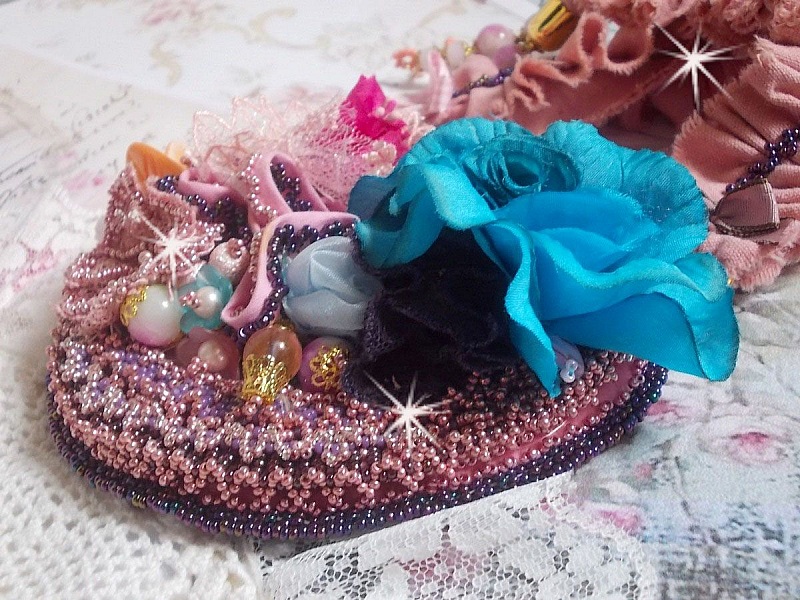 Jardin Po&eacute;tique halsband med spets, Swarovski-kristaller, p&auml;rlor, fr&ouml;p&auml;rlor, 18K guldpl&auml;terat silver och halv&auml;delstenar.